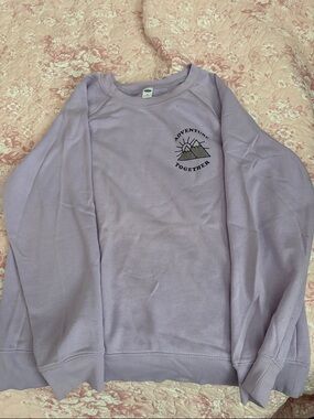 Old Navy Lilac Crewneck Sweatshirt with Mountain Graphic